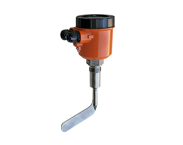 NIR-940 — دراک نحوه عملکرد: عملکرد NIR-9 بر پایه یک مکانیزم ساده و کارآمد استوار است. یک موتور، پدال چرخشی را به حرکت در میآورد. هنگامی که مواد به پدال متحرک میرسند، چرخش آن متوقف میشود. در این لحظه، دو میکروسوئیچ فعال میشوند: میکروسوئیچ اول، سیگنال هشدار را برای نشاندادن رسیدن سطح مواد به نقطه تنظیم شده ارسال میکند. میکروسوئیچ دوم، موتور را خاموش میکند تا از آسیب به پدال در اثر فشار بیش از حد جلوگیری شود. با کاهش سطح مواد، پدال چرخشی آزاد میشود و موتور دوباره روشن میشود. در این زمان، کنتاکت به موقعیت اولیه خود باز میگردد و آماده چرخش بعدی پدال برای اندازهگیری سطح جدید مواد میشود. مزایای کلیدی: دقت و قابلیت اطمینان بالا: NIR-9 با استفاده از مکانیزم ساده و اثبات شده خود، اندازهگیری دقیق و قابل اعتمادی از سطح جامدات ارائه میدهد. مقاومت در برابر شرایط سخت: این سوییچ سطح برای تحمل شرایط سخت محیطی مانند گرد و غبار، رطوبت و دمای بالا طراحی شده است. تنظیم آسان: حساسیت سوئیچینگ را میتوان به راحتی با تغییر موقعیت فنر برای سازگاری با ویژگیهای مواد مختلف تنظیم کرد. مناسب برای طیف وسیعی از کاربردها: NIR-9 برای استفاده در انواع مخازن حاوی جامدات، از جمله سیلوها، هاپرها و مخازن اختلاط، ایدهآل است. نصب و نگهداری آسان: طراحی ساده و مدولار این سوییچ سطح، نصب و نگهداری آن را آسان میکند.