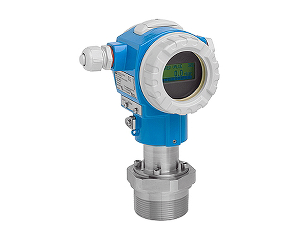 Absolute-and-gauge-pressure-Cerabar-PMC71(!0 — دراک سلول اندازه گیری سرامیکی خازنی بدون روغن: این سنسور از یک دیافراگم سرامیکی با خلوص بالا (99.9% Al2O3) ساخته شده است که در برابر خوردگی و سایش مقاوم بوده و برای کار با سیالات تهاجمی مناسب است. برخلاف سنسورهای سنتی که از روغن برای انتقال فشار استفاده می کنند، سلول سرامیکی PMC71 بدون روغن است که باعث بهبود دقت و قابلیت اطمینان اندازه گیری می شود. ایمنی سیستم بالا: غشاء سرامیکی PMC71 در برابر خلاء مقاوم بوده و دارای قابلیت تشخیص شکستگی است. این ویژگی باعث می شود در صورت خرابی سنسور، خطر نشتی سیال و حوادث احتمالی کاهش یابد. راه اندازی سریع و آسان: فرستنده PMC71 دارای قابلیت تنظیم آسان محدوده اندازه گیری است که باعث صرفه جویی در زمان و هزینه راه اندازی سیستم می شود. دقت بالا: PMC71 دارای دقت اندازه گیری استاندارد 0.05% و دقت پلاتینیوم تا 0.025% است که آن را برای کاربردهایی که نیازمند دقت بسیار بالا هستند، مناسب می سازد. استانداردهای ایمنی: این فرستنده فشار مطابق با استاندارد IEC 61508 برای سطح یکپارچگی ایمنی (SIL) 2/3 تایید شده است، به این معنی که برای استفاده در سیستم های ایمنی حیاتی مناسب است.