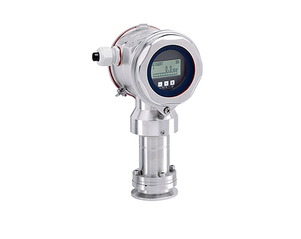 Absolute-and-gauge-pressure-Cerabar-PMC71(!2 — دراک سلول اندازه گیری سرامیکی خازنی بدون روغن: این سنسور از یک دیافراگم سرامیکی با خلوص بالا (99.9% Al2O3) ساخته شده است که در برابر خوردگی و سایش مقاوم بوده و برای کار با سیالات تهاجمی مناسب است. برخلاف سنسورهای سنتی که از روغن برای انتقال فشار استفاده می کنند، سلول سرامیکی PMC71 بدون روغن است که باعث بهبود دقت و قابلیت اطمینان اندازه گیری می شود. ایمنی سیستم بالا: غشاء سرامیکی PMC71 در برابر خلاء مقاوم بوده و دارای قابلیت تشخیص شکستگی است. این ویژگی باعث می شود در صورت خرابی سنسور، خطر نشتی سیال و حوادث احتمالی کاهش یابد. راه اندازی سریع و آسان: فرستنده PMC71 دارای قابلیت تنظیم آسان محدوده اندازه گیری است که باعث صرفه جویی در زمان و هزینه راه اندازی سیستم می شود. دقت بالا: PMC71 دارای دقت اندازه گیری استاندارد 0.05% و دقت پلاتینیوم تا 0.025% است که آن را برای کاربردهایی که نیازمند دقت بسیار بالا هستند، مناسب می سازد. استانداردهای ایمنی: این فرستنده فشار مطابق با استاندارد IEC 61508 برای سطح یکپارچگی ایمنی (SIL) 2/3 تایید شده است، به این معنی که برای استفاده در سیستم های ایمنی حیاتی مناسب است.
