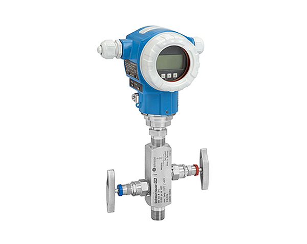 Absolute-and-gauge-pressure-Cerabar-PMC71(!3 — دراک سلول اندازه گیری سرامیکی خازنی بدون روغن: این سنسور از یک دیافراگم سرامیکی با خلوص بالا (99.9% Al2O3) ساخته شده است که در برابر خوردگی و سایش مقاوم بوده و برای کار با سیالات تهاجمی مناسب است. برخلاف سنسورهای سنتی که از روغن برای انتقال فشار استفاده می کنند، سلول سرامیکی PMC71 بدون روغن است که باعث بهبود دقت و قابلیت اطمینان اندازه گیری می شود. ایمنی سیستم بالا: غشاء سرامیکی PMC71 در برابر خلاء مقاوم بوده و دارای قابلیت تشخیص شکستگی است. این ویژگی باعث می شود در صورت خرابی سنسور، خطر نشتی سیال و حوادث احتمالی کاهش یابد. راه اندازی سریع و آسان: فرستنده PMC71 دارای قابلیت تنظیم آسان محدوده اندازه گیری است که باعث صرفه جویی در زمان و هزینه راه اندازی سیستم می شود. دقت بالا: PMC71 دارای دقت اندازه گیری استاندارد 0.05% و دقت پلاتینیوم تا 0.025% است که آن را برای کاربردهایی که نیازمند دقت بسیار بالا هستند، مناسب می سازد. استانداردهای ایمنی: این فرستنده فشار مطابق با استاندارد IEC 61508 برای سطح یکپارچگی ایمنی (SIL) 2/3 تایید شده است، به این معنی که برای استفاده در سیستم های ایمنی حیاتی مناسب است.