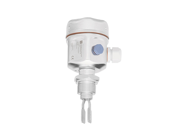 Liquiphant_FTL50H_PP_1 — دراک لیفیکانت FTL50H یک کلید تشخیص نقطه سطح برای مایعات است که برای استفاده در محیط های خطرناک نیز مناسب میباشد. این محصول دارای تمامی گواهینامههای بینالمللی معتبر بوده و اطمینانپذیری بالایی را برای صنایع مختلف به ارمغان میآورد. لیفیکانت FTL50H به طور ویژه برای صنایع غذایی و علوم زیستی که ملزم به رعایت بهداشت بسیار بالا هستند، ایدهآل است. برخورداری از تاییدیههای بهداشتی بینالمللی مانند (۳-A، EHEDG، ASME BPE) این محصول را برای کاربرد در این صنایع حساس مناسب ساخته است.