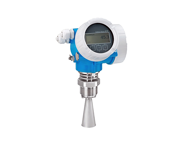 Radar-measurement-Time-of-Flight-Micropilot-FMR51- — دراک Micropilot FMR51 یک سنسور اندازهگیری سطح با تکنولوژی رادار فضای آزاد است که برای کار در شرایط سخت فرآیندی مانند دما و فشار بالا در صنایع نفت، گاز و شیمی ساخته شده است. طراحی نوآورانه و ثبت اختراعشدهی این سنسور، حداکثر اطمینانپذیری را به ارمغان میآورد. Micropilot برای اندازهگیری مداوم و بدون تماس سطح مایعات، خمیرها و دوغابها به کار میرود. اندازهگیری تحت تاثیر تغییرات مواد، دما، وجود لایه گازی یا بخار قرار نمیگیرد. امکان دسترسی از راه دور با استفاده از اپلیکیشن SmartBlue نیز فراهم است.