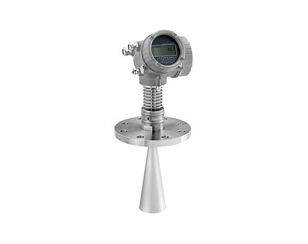 Radar-measurement-Time-of-Flight-Micropilot-FMR51 — دراک Micropilot FMR51 یک سنسور اندازهگیری سطح با تکنولوژی رادار فضای آزاد است که برای کار در شرایط سخت فرآیندی مانند دما و فشار بالا در صنایع نفت، گاز و شیمی ساخته شده است. طراحی نوآورانه و ثبت اختراعشدهی این سنسور، حداکثر اطمینانپذیری را به ارمغان میآورد. Micropilot برای اندازهگیری مداوم و بدون تماس سطح مایعات، خمیرها و دوغابها به کار میرود. اندازهگیری تحت تاثیر تغییرات مواد، دما، وجود لایه گازی یا بخار قرار نمیگیرد. امکان دسترسی از راه دور با استفاده از اپلیکیشن SmartBlue نیز فراهم است.