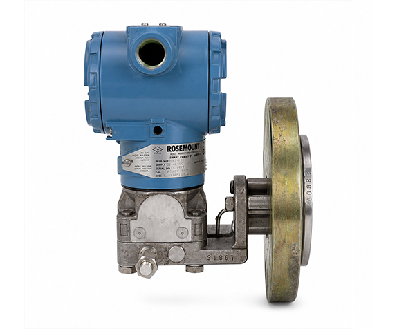 3051l0 — دراک Blue Rosemount pneumatic actuator mounted on a metal globe valve with a large brass handwheel.