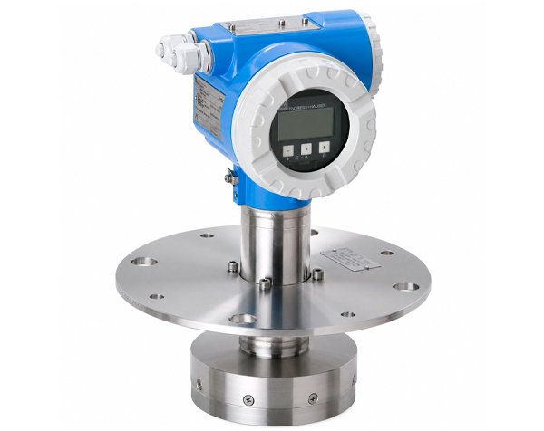 Micropilot_FMR532 — دراک Industrial pressure transmitter with a blue housing and round front display, mounted on a stainless steel flange for process measurements.