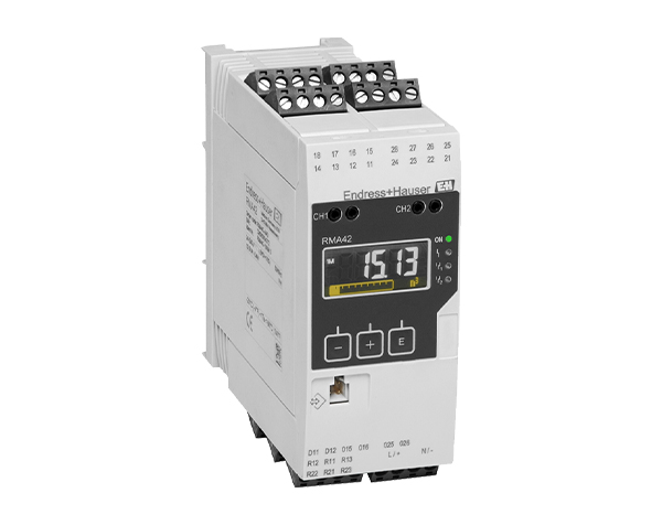 RMA42-(1) — دراک تصویر نمایشگر ترانسمیتر RMA42 که شامل نمایشگر LCD پنج رقمی، نمایشگر نقطهای برای نامهای تگ و نمودار بار، و نشانگر وضعیت دستگاه است. این نمایشگر مقادیر اندازهگیری شده را بهوضوح نمایش میدهد و کاربران میتوانند از طریق رابط کاربری ساده دستگاه، تنظیمات مختلف را پیکربندی کنند.
