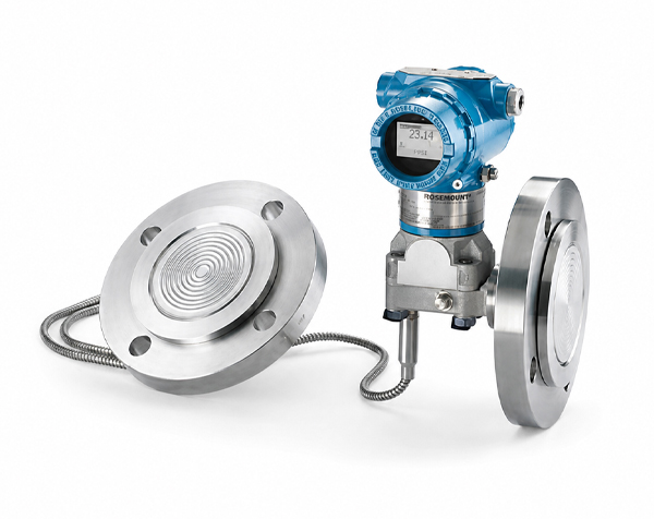 Rosemount3051L-Level-Transmitter — دراک Industrial pressure transmitter with blue digital display connected to stainless steel flanges on a white background.