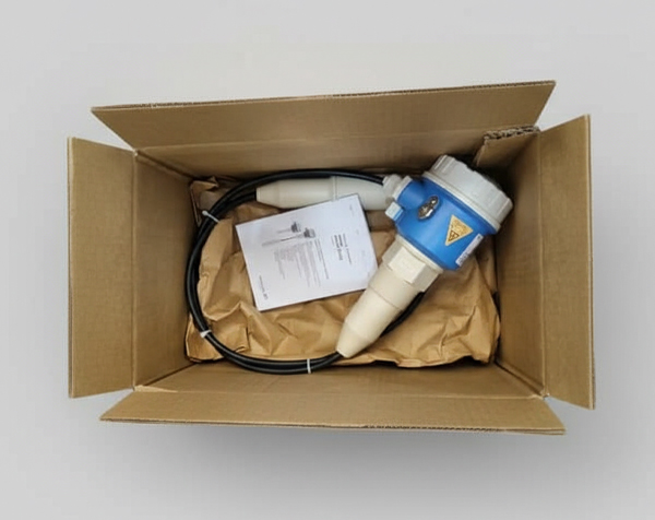 ftc262 — دراک یک سنسور صنعتی در جعبه بستهبندی آن به همراه دفترچه راهنما و کابلها.