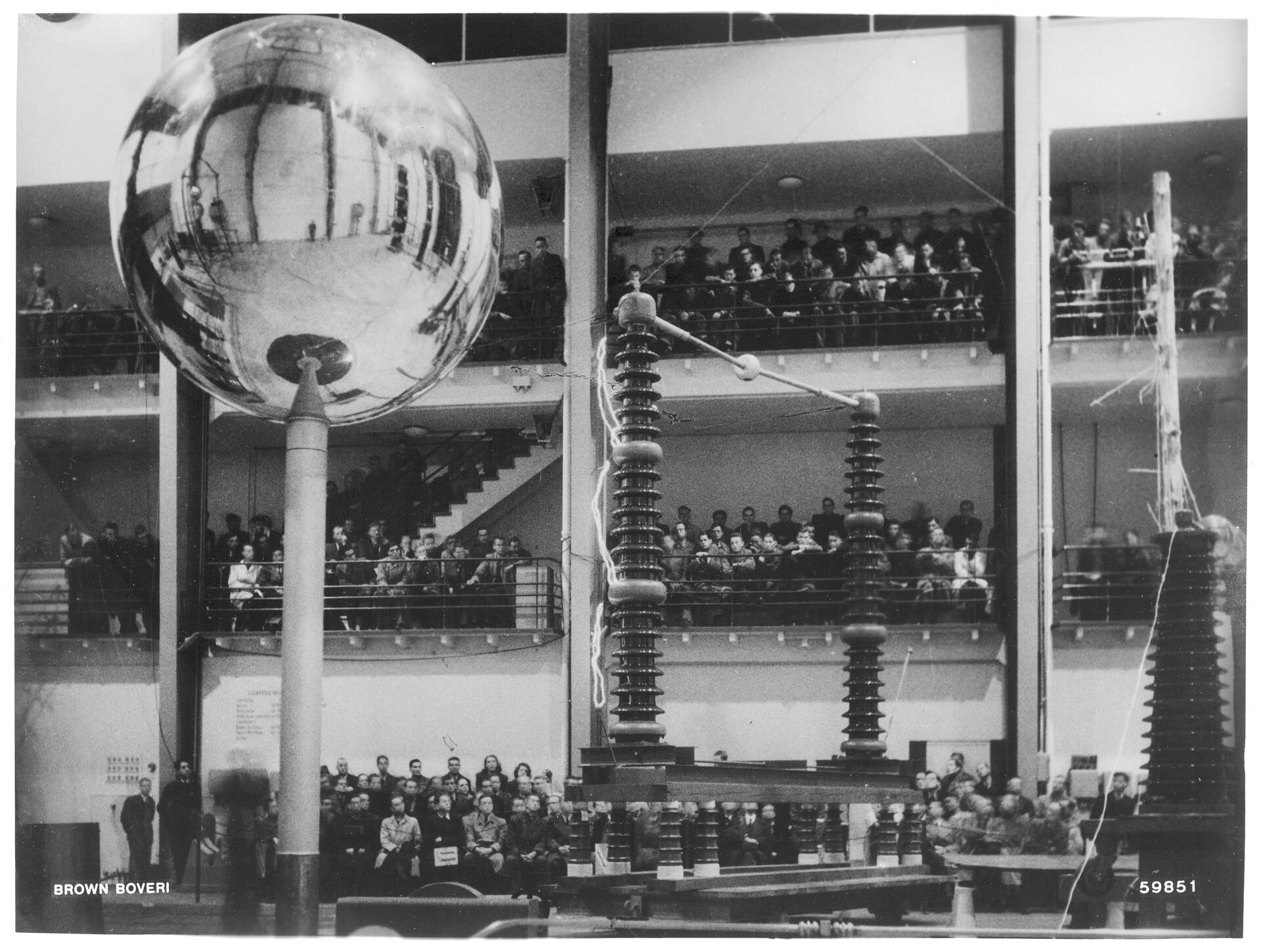 High voltage laboratory, demonstration in front of an audience ca. 1943 — دراک