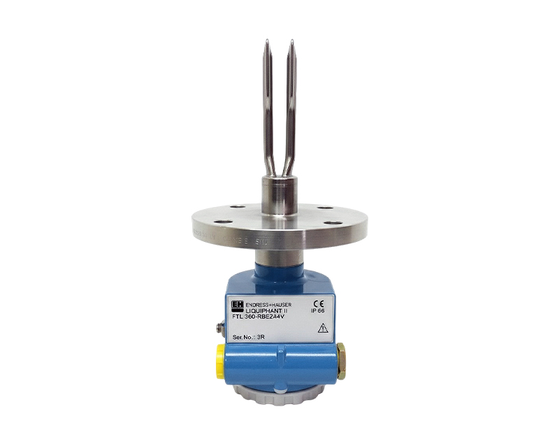 Liquiphant-FTL-360 — دراک Liquiphant FTL360 سوئیچ سطح مایعات صنعتی با چنگال مرتعش و بدنه ضدزنگ، نصب شده در مخزن صنعتی