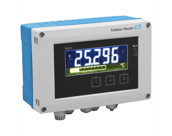Ria46 — دراک Endress+Hauser temperature transmitter with blue housing, digital display reading 25.296 °C.