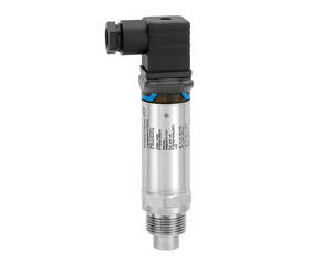 سنسور سطح Liquipoint FTW33 نصب شده هم‌سطح در مخزن مواد غذایی با بدنه استیل ضدزنگ