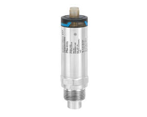 نمای نزدیک سنسور خازنی و هدایت الکتریکی Liquipoint FTW33 در خط تولید نوشیدنی‌ها