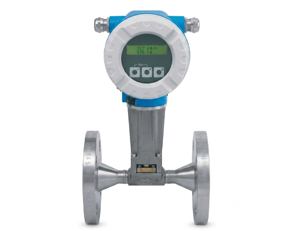 Prowirl_72F_73F_Front_Horiz_Displ_PG___PP_01 — DERAAK Industrial inline flow meter with a round digital display on top, blue housing, and flanged pipe connections on both ends.