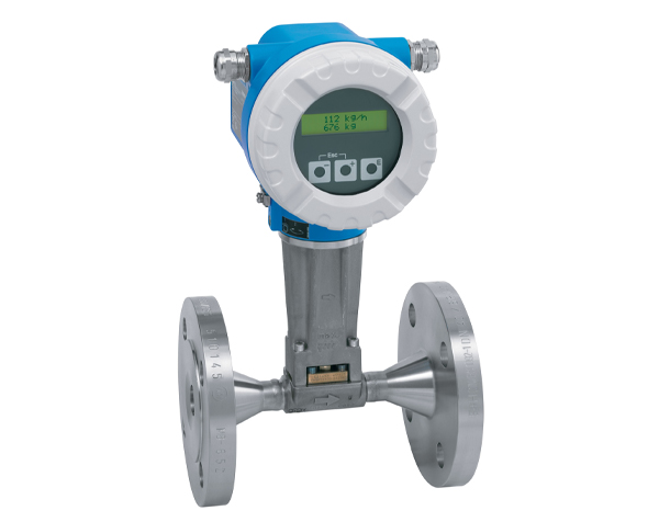 Prowirl_72F_73F_Front_Horiz_Displ_P___PP_01 — DERAAK Industrial flow meter mounted on a flanged pipe with a blue housing and circular display unit, showing the unit's flow rate on the screen.