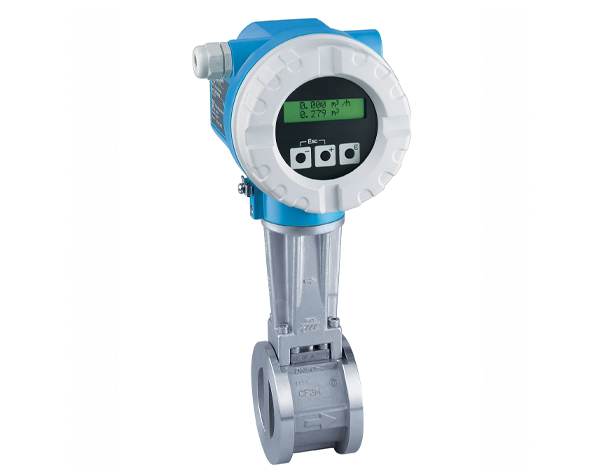 Prowirl_72W_73W_Front_Horiz_Displ_PGp___PP_01 — DERAAK Industrial flow transmitter: blue circular digital display mounted on a flanged valve body with control buttons underneath.
