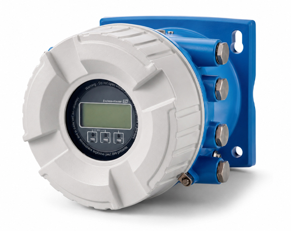 Tank_Side_Monitor_NRF81_PP — DERAAK Industrial digital pressure transmitter with a round white housing and blue mounting bracket.
